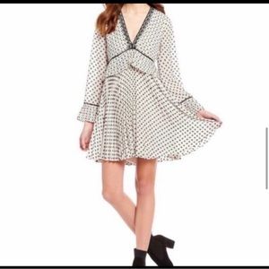 ✨SOLD✨ NWT ~ Chelsea & Violet Samba Flower Dress